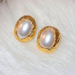 Pearl stud earrings N251